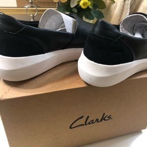 Clarks cushion Women's Flat 6 Black Leather Slip-on.